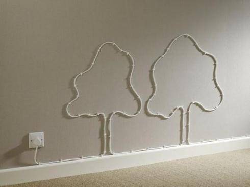Câbles blancs agencés en forme d'arbre 