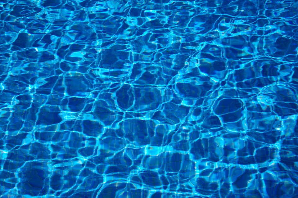 eau de piscine bleu
